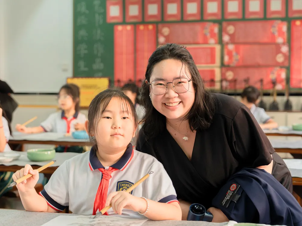คณะอาจารย์ไทยพูดคุยและเรียนรู้บรรยากาศการศึกษาใกล้ชิดกับนักเรียนจีนภายในห้องเรียน
