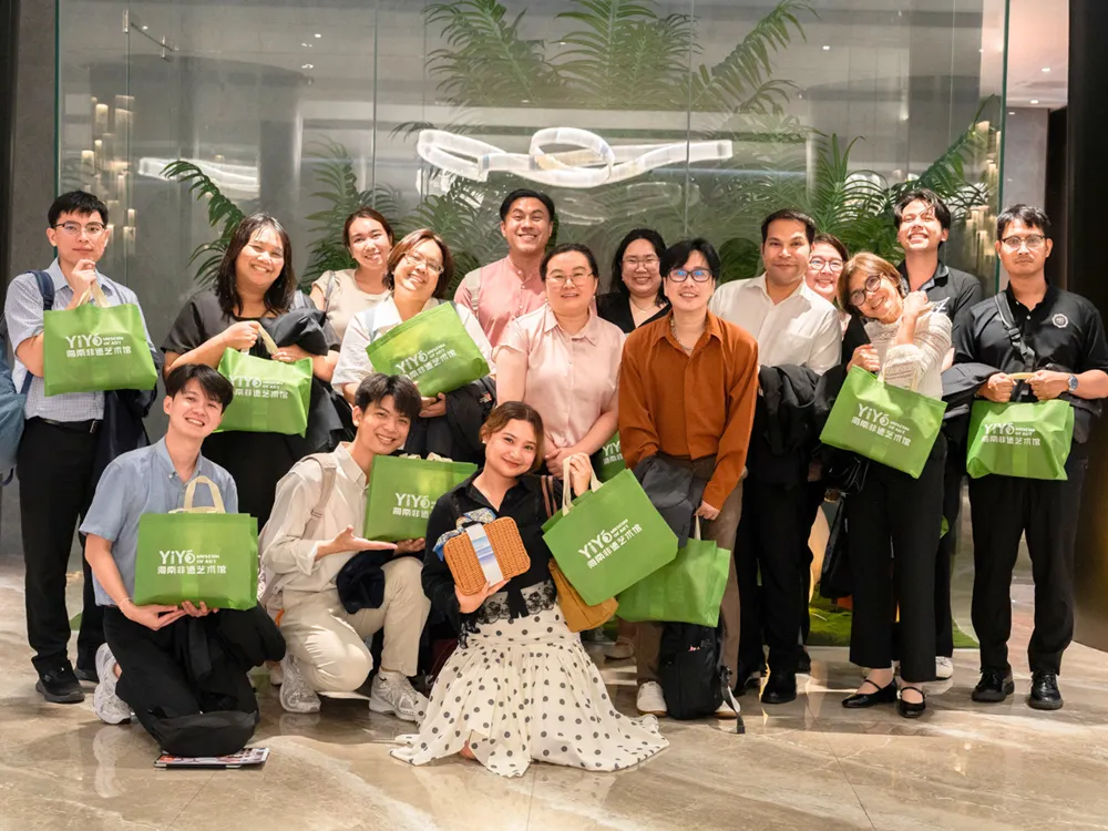 คณะอาจารย์ไทยถ่ายภาพหมู่พร้อมของที่ระลึกหลังเสร็จสิ้นกิจกรรมศึกษาดูงานในมณฑลไหหลำ