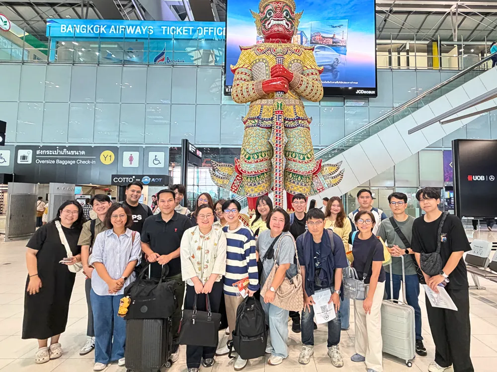 คณะอาจารย์ไทยรวมตัวที่ท่าอากาศยานสุวรรณภูมิก่อนเดินทางสู่มณฑลไหหลำ ประเทศจีน ในโครงการแลกเปลี่ยนการศึกษาและวัฒนธรรม