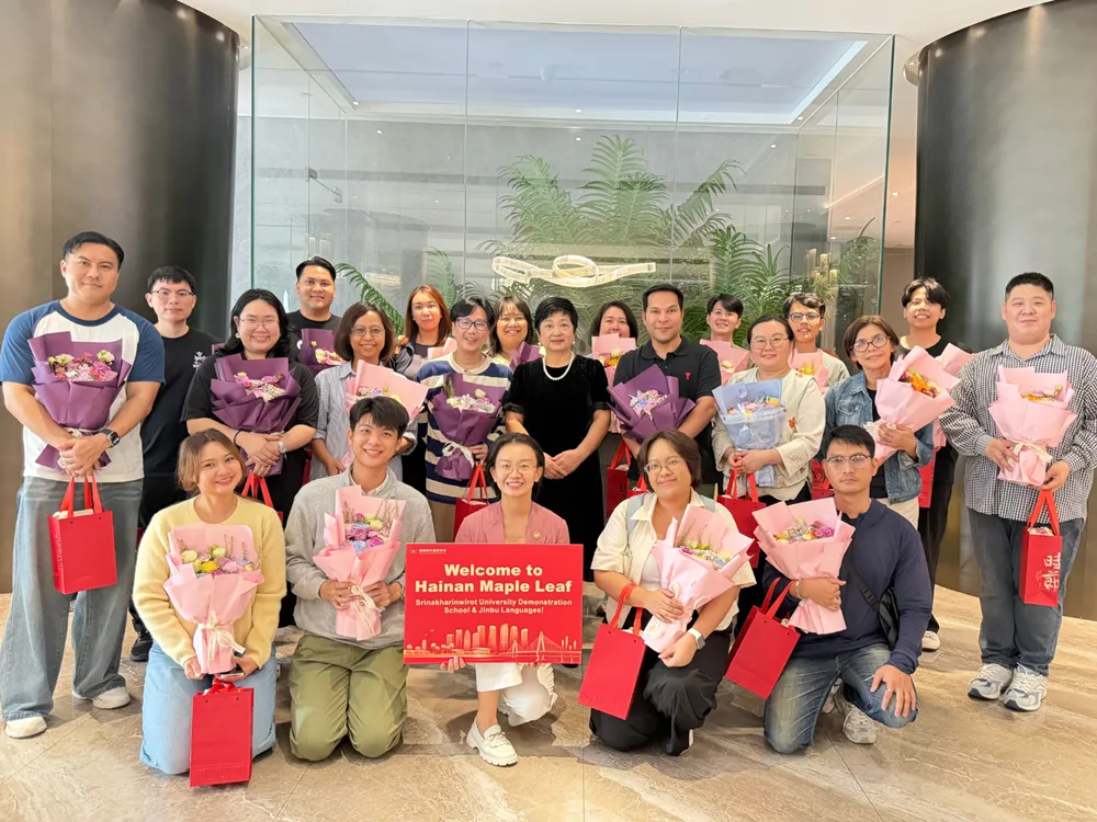 คณะอาจารย์ไทยรับการต้อนรับจาก Hainan Maple Leaf International School พร้อมถ่ายภาพหมู่และแลกเปลี่ยนแนวทางการจัดการศึกษา