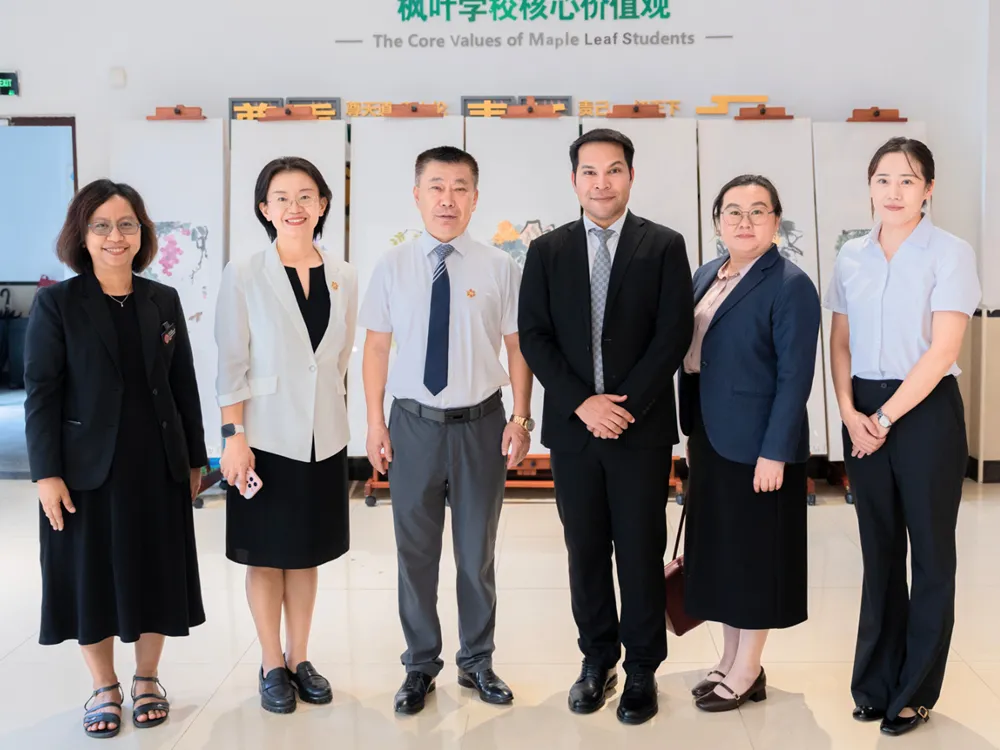 ผู้แทนสถานศึกษาไทยและจีนถ่ายภาพร่วมกันภายในโรงเรียน Maple Leaf แลกเปลี่ยนประสบการณ์ด้านการจัดการเรียนการสอน