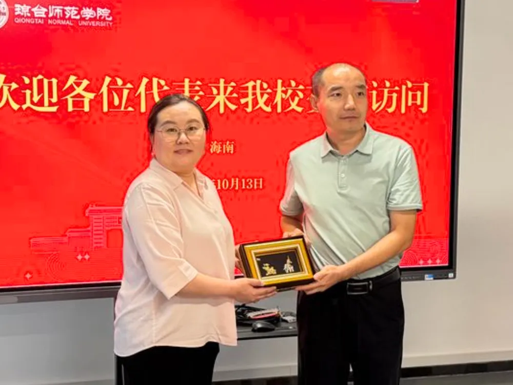 พิธีมอบของที่ระลึกระหว่างคณะอาจารย์ไทยและ Qiongtai Normal University สะท้อนความร่วมมือทางการศึกษาไทย–จีน