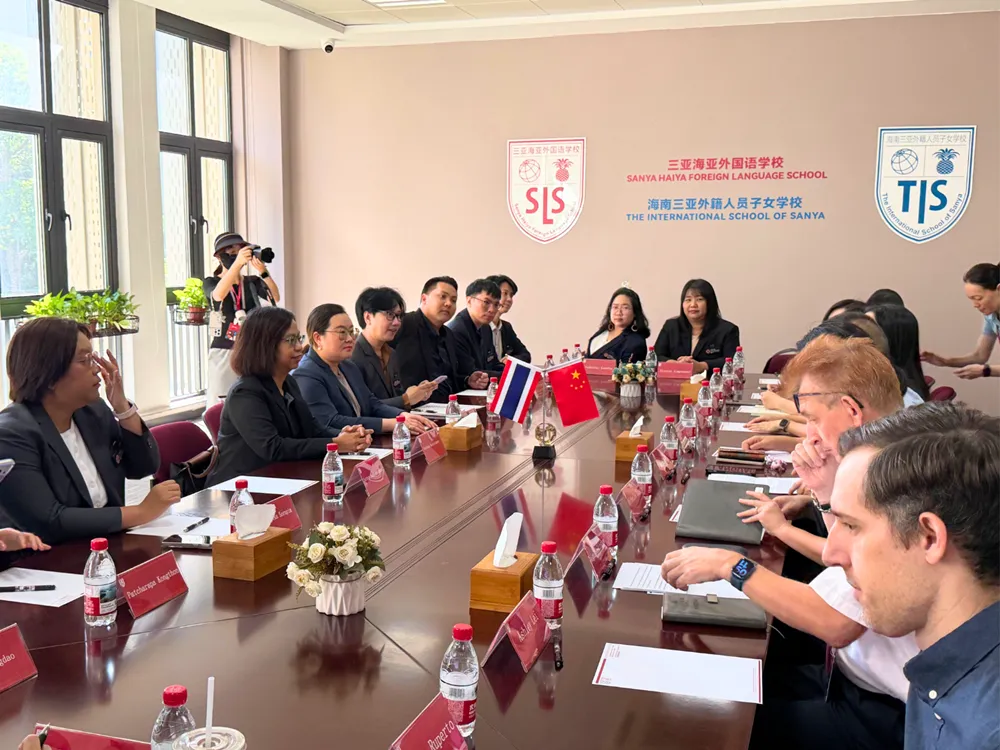 คณะอาจารย์ไทยประชุมแลกเปลี่ยนความคิดเห็นกับผู้บริหาร Sanya Haiya Foreign Language School เรื่องการเรียนการสอนภาษาต่างประเทศ