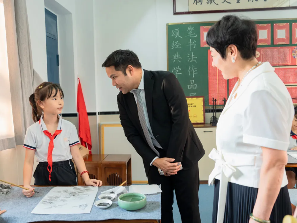คณะอาจารย์ไทยสังเกตการเรียนการสอนและกิจกรรมศิลปะภายในห้องเรียนของ Sanya Haiya Foreign Language School