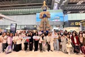 นักเรียนไทยและทีมครู Jinbu ถ่ายภาพหมู่ที่สนามบินสุวรรณภูมิ ก่อนเดินทางเรียนต่อประเทศจีน ปีการศึกษา 2569