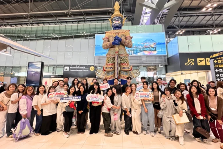 นักเรียนไทยและทีมครู Jinbu ถ่ายภาพหมู่ที่สนามบินสุวรรณภูมิ ก่อนเดินทางเรียนต่อประเทศจีน ปีการศึกษา 2569