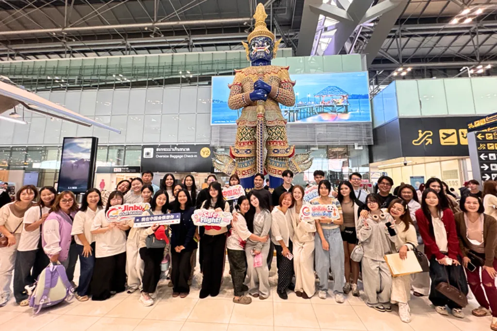 นักเรียนไทยและทีมครู Jinbu ถ่ายภาพหมู่ที่สนามบินสุวรรณภูมิ ก่อนเดินทางเรียนต่อประเทศจีน ปีการศึกษา 2569