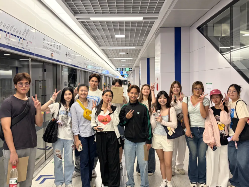 นักเรียนไทยฝึกใช้ระบบขนส่งสาธารณะในประเทศจีนเพื่อเตรียมความพร้อมในการใช้ชีวิตจริง