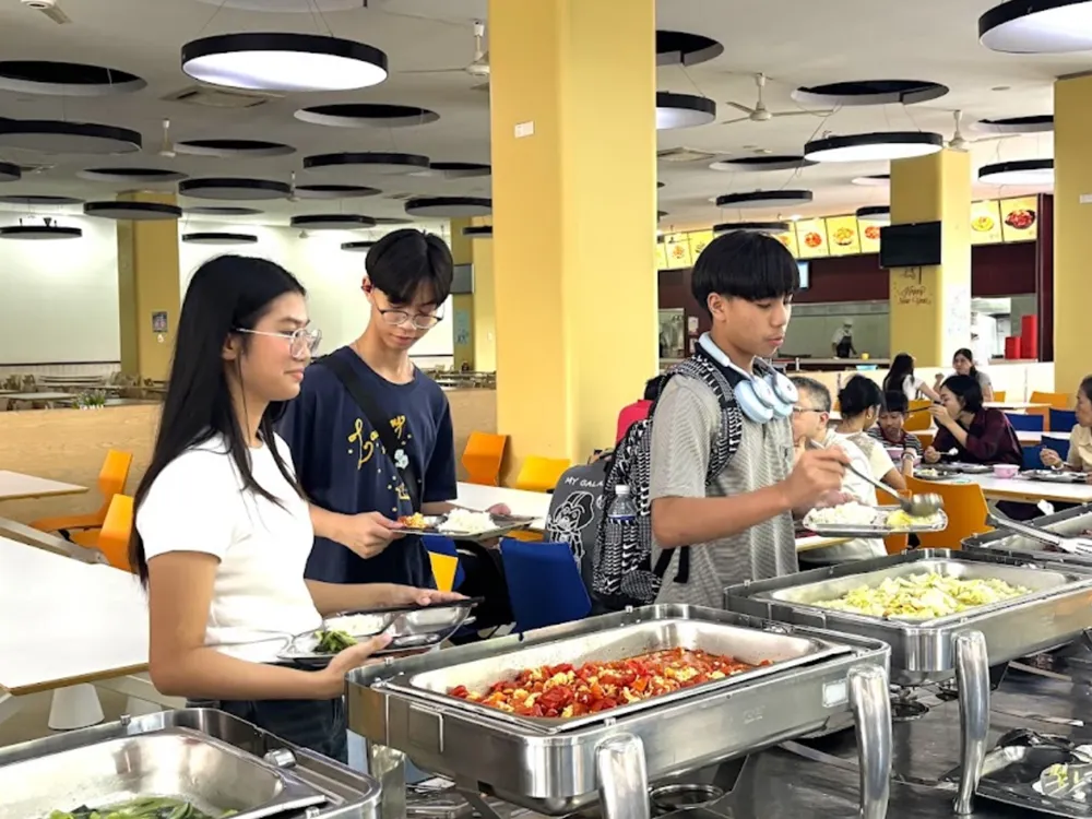นักเรียนไทยทำความรู้จักโรงอาหารมหาวิทยาลัยและสิ่งอำนวยความสะดวกภายในวิทยาเขต