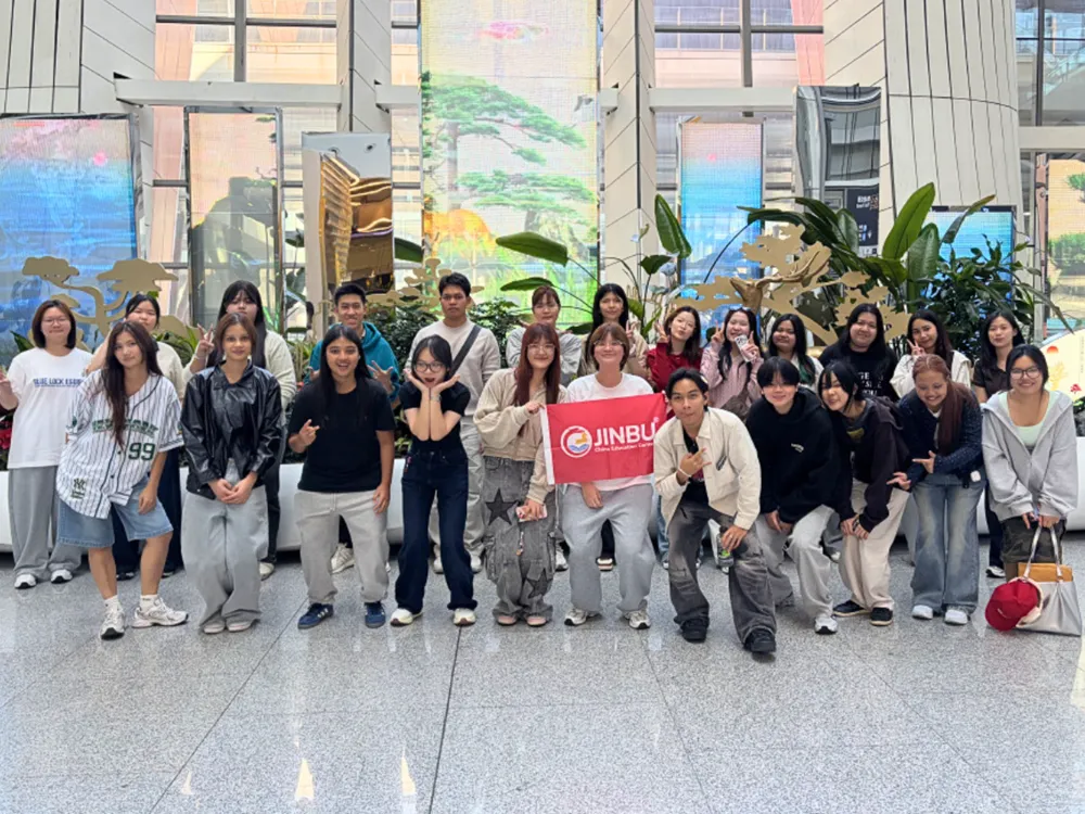 กลุ่มนักเรียนทุนและนักเรียนเรียนต่อจีนถ่ายภาพร่วมกับทีม Jinbu ก่อนเริ่มต้นชีวิตในมหาวิทยาลัยประเทศจีน