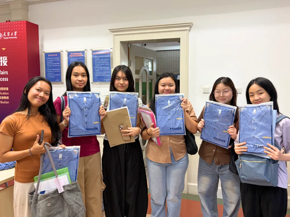นักเรียนไทยรับเอกสารและอุปกรณ์จำเป็นสำหรับการรายงานตัวเข้าศึกษาต่อในมหาวิทยาลัยจีน